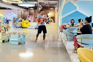 Cà phê giữ trẻ: Dịch vụ “mua thời gian”