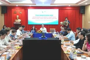 Tiến sĩ - NSƯT - đạo diễn Hoàng Duẩn báo cáo đề dẫn tọa đàm "Nguồn nhân lực quản lý nghệ thuật trong phát triển công nghiệp văn hóa". Ảnh minh họa: THÚY BÌNH