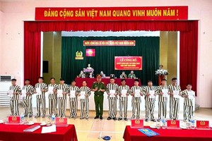 本市公安厅副厅长阮廷阳上校向囚犯宣读特赦决定。