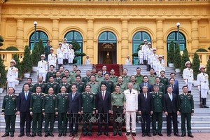 梁强同与会代表合影。