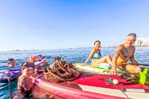 Lặn biển vớt rác