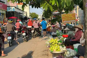 Họp chợ ngay... bảng cấm tụ tập buôn bán