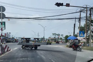 Xe chở quá khổ, vượt đèn đỏ