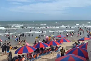 Biển Vũng Tàu đông nghẹt khách