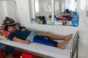 Báo SGGP trao 28 triệu đồng hỗ trợ nam sinh mồ côi bị tai nạn