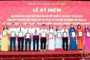 Đồng chí Trưởng Ban Tuyên giáo và Dân vận Tỉnh ủy Vũ Duy Hoàng trao giải cho các tác giả, đại diện nhóm tác giả đoạt giải A, B, C trong Cuộc thi báo chí "Đưa Nghị quyết Đại hội Đảng bộ tỉnh Thái Nguyên lần thứ XX, nhiệm kỳ 2020-2025 vào cuộc sống" năm 2024-2025. Ảnh: Hoàng Hưng