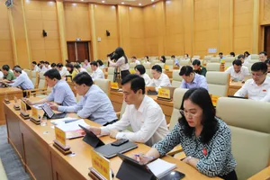 Đại biểu HĐND tỉnh biểu quyết thông qua Nghị quyết về chủ trương sắp xếp, tổ chức lại đơn vị hành chính cấp xã trên địa bàn tỉnh Cao Bằng