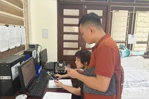 Trước khi sáp nhập đơn vị hành chính cấp xã, cán bộ, công chức của phường Hoàng Văn Thụ (TP. Thái Nguyên) vẫn nhiệt tình hướng dẫn người dân giải quyết các thủ tục hành chính.