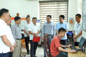 Đồng chí Phó Chủ tịch Thường trực UBND tỉnh Nguyễn Thanh Bình kiểm tra công tác chuẩn bị đưa vào vận hành bộ máy chính quyền xã Phú Lương mới.