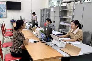 Người dân đến giải quyết hồ sơ, thủ tục hành chính tại Trung tâm Phục vụ Hành chính công phường Nùng Trí Cao