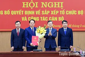 Công bố các quyết định về sắp xếp tổ chức bộ máy và công tác cán bộ Đảng ủy UBND tỉnh
