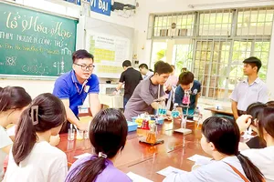 Học sinh được tư vấn về môn học lựa chọn tại phòng tư vấn bộ môn của Trường THPT Nguyễn Công Trứ (TPHCM). Ảnh: THU TÂM