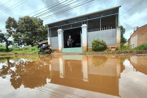 Đường ngập úng, dân mỏi mòn chờ khắc phục
