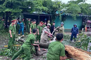 Dông lốc gây thiệt hại ở nhiều địa phương