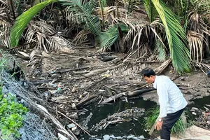 Vụ bãi rác An Hiệp (Vĩnh Long) gây ô nhiễm môi trường: Hoàn thiện phủ bạt ao chôn lấp, xây kè ngăn sạt lở