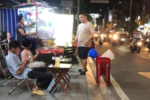 Quán hủ tiếu và cà phê chiếm vỉa hè trước lô 4, khu B, chung cư Phú Thọ trên đường Lê Đại Hành, phường Phú Thọ, TPHCM