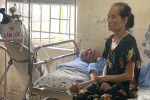 Trao tiền bạn đọc giúp 2 bệnh nhân nghèo ở Huế