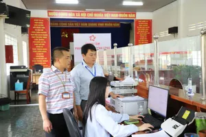 Ông Nguyễn Vũ Linh Sang, Chủ tịch UBND xã Tà Năng, tỉnh Lâm Đồng (bìa trái) hướng dẫn cán bộ trong xã ứng dụng AI xử lý công việc