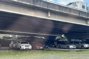 Xử lý nghiêm việc chiếm dụng gầm cầu làm bãi giữ xe