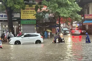 Ngập nước diện rộng tại Hà Nội: Do hệ thống thoát nước quá tải