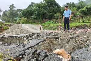 Đường xuống cấp, hiểm nguy rình rập