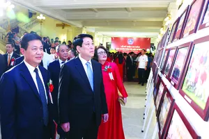 Chủ tịch nước Lương Cường xem trưng bày ảnh 80 năm Luật sư Việt Nam tại lễ kỷ niệm