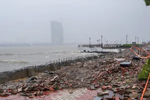 Sau bão, miền Trung ứng phó sạt lở