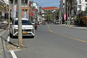 Cột điện bị “bỏ quên” dưới lòng đường