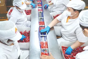 Tất bật làm hàng xuất khẩu cuối năm