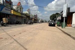 Đất rơi đầy mặt đường