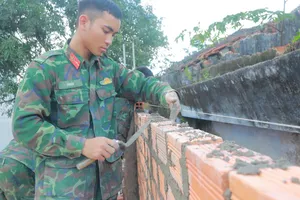 Người dân vùng lũ sắp có mái ấm ăn tết