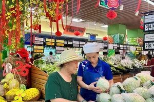 Người tiêu dùng chọn mua hàng hóa tại hệ thống Co.opmart trên địa bàn phường Vũng Tàu, TPHCM. ẢNH: QUANG VŨ