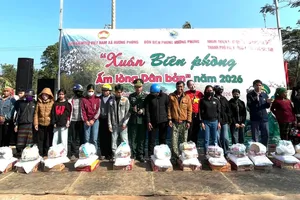 Mang tết sớm đến người dân vùng thiên tai