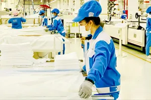 Giáp tết, doanh nghiệp vẫn hối hả sản xuất