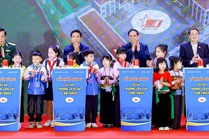Thủ tướng Phạm Minh Chính và các đại biểu khởi công dự án Trường liên cấp Cẩm Thạch, Thanh Hóa. Ảnh: TTXVN