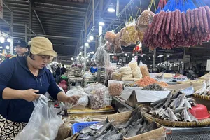 Hàng tết về chợ đầu mối tăng gần 3 lần ngày thường