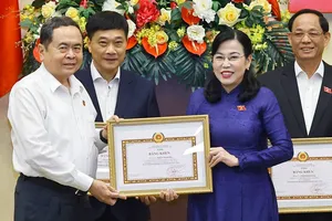 Chủ tịch Quốc hội Trần Thanh Mẫn trao tặng Bằng khen của Ban Chấp hành Đảng bộ Quốc hội cho các cá nhân hoàn thành xuất sắc nhiệm vụ 5 năm liền (2021-2025) (ẢNH: TTXVN)