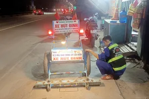 “Hiệp sĩ hút đinh” giữa đêm