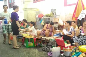 Tìm “chìa khóa” quản lý thức ăn đường phố