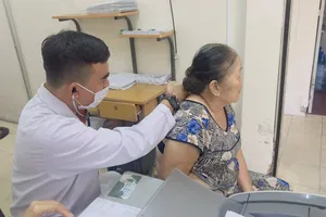 Nhân viên Trạm y tế phường Thông Tây Hội thăm khám cho người dân