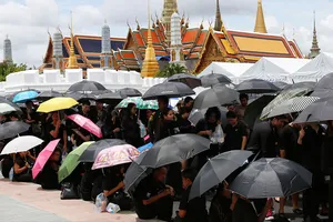 Du khách tham quan Hoàng cung Thái Lan giữa cao điểm nắng nóng. ẢNH: BANGKOK POST