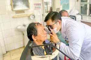 Nhân viên Trạm y tế phường Thông Tây Hội, TPHCM thăm khám cho người dân