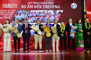 Nguyễn Hoàng Đức đồng hành với chương trình “Áo ấm đến trường”