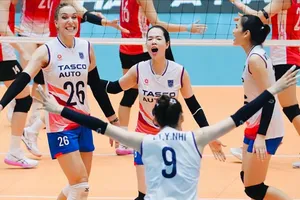 Ngoại binh Ivana Vanjak (bìa trái) cùng các đồng đội của đội Hà Nội ở trận ra quân. ẢNH: P.MINH