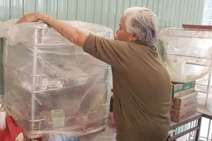 Người dân ven quốc lộ 19B dùng ni lông trùm kín đồ dùng để chống bụi