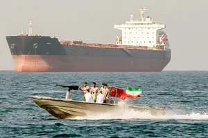 Iran nổ súng vào tàu thương mại, bác đàm phán với Mỹ