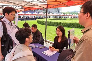 Hội chợ việc làm quy mô lớn với sự tham gia của 300 công ty được tổ chức tại Đại học Trịnh Châu, tỉnh Hà Nam, Trung Quốc ngày 24-4. ẢNH: VCG