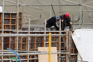 Công nhân xây dựng làm việc tại tỉnh Gyeonggi, Hàn Quốc. ẢNH: YONHAP
