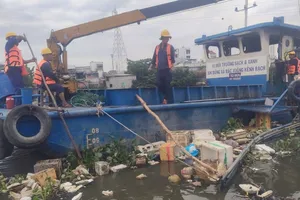 “Mạnh tay” với hành vi xả rác xuống kênh, rạch