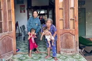 Bà ngoại gần 80 tuổi “gồng gánh” 2 cháu nhỏ mồ côi